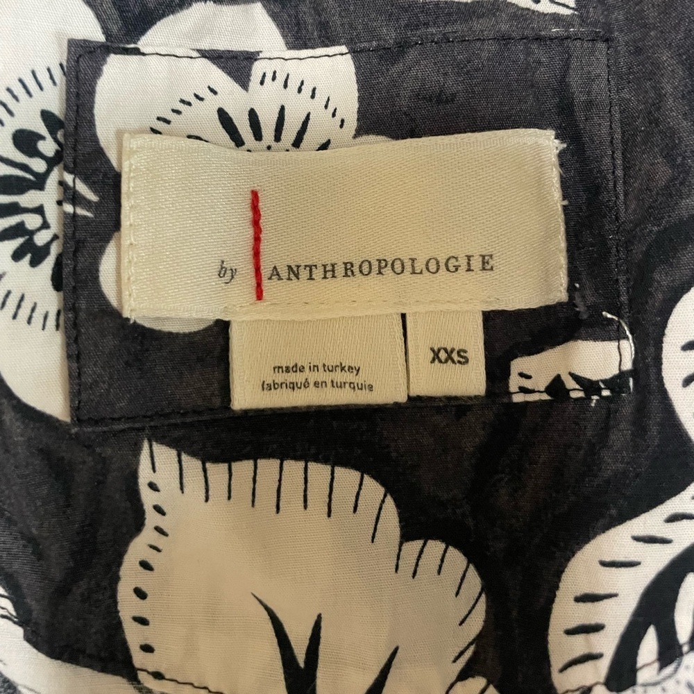 Anthropologie The Somerset FLATTERING Blouse Dark Floral Gray & Black, Size XXS - Picture 3 of 8